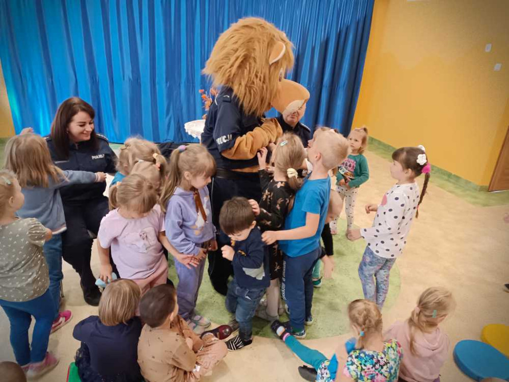 Hrubieszów: Policyjna maskotka odwiedza dzieci [ZDJĘCIA]