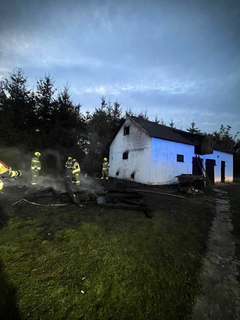 Pożar w miejscowości Hostynne Kolonia [ZDJĘCIA]