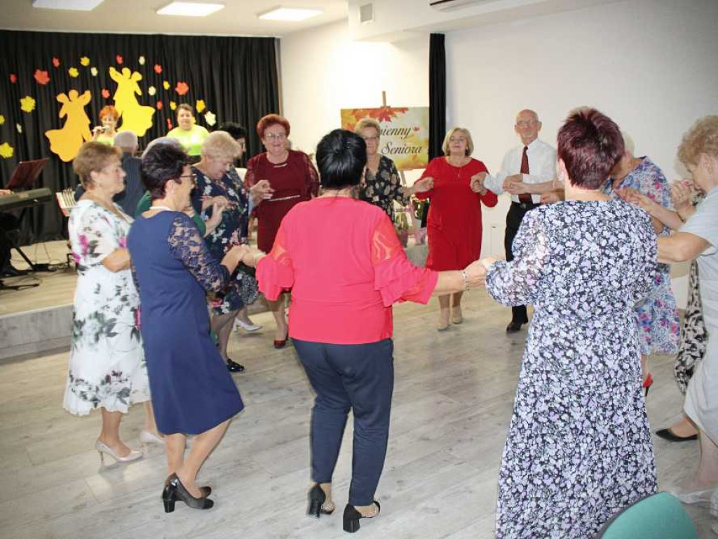 Seniorzy na Jesiennym Balu [ZDJĘCIA]