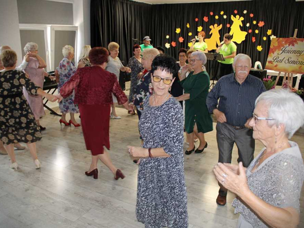 Seniorzy na Jesiennym Balu [ZDJĘCIA]