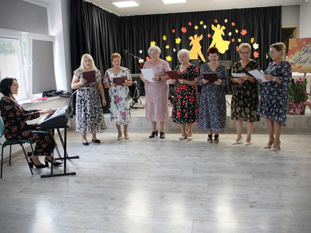 Seniorzy na Jesiennym Balu [ZDJĘCIA]