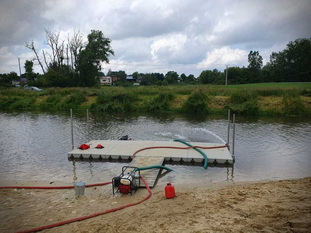 Hrubieszów: Ukarani mandatem, ale winnych zatrucia Huczwy nie widać