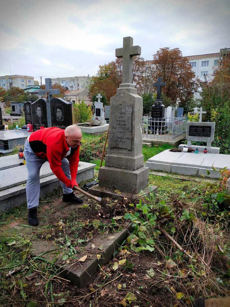 Hrubieszów: Uporządkowali polskie groby w Sokalu [ZDJĘCIA]