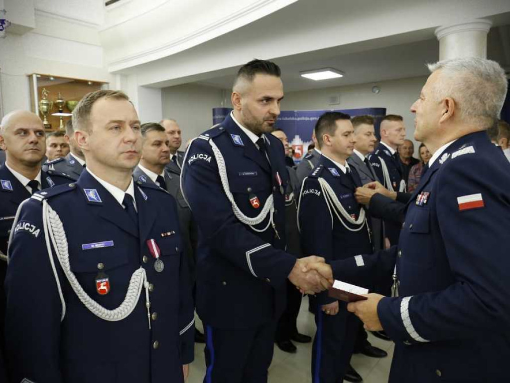78 nowych funkcjonariuszy w szeregach lubelskiej Policji. Zasilą również hrubieszowską komendę [ZDJĘCIA, WIDEO]