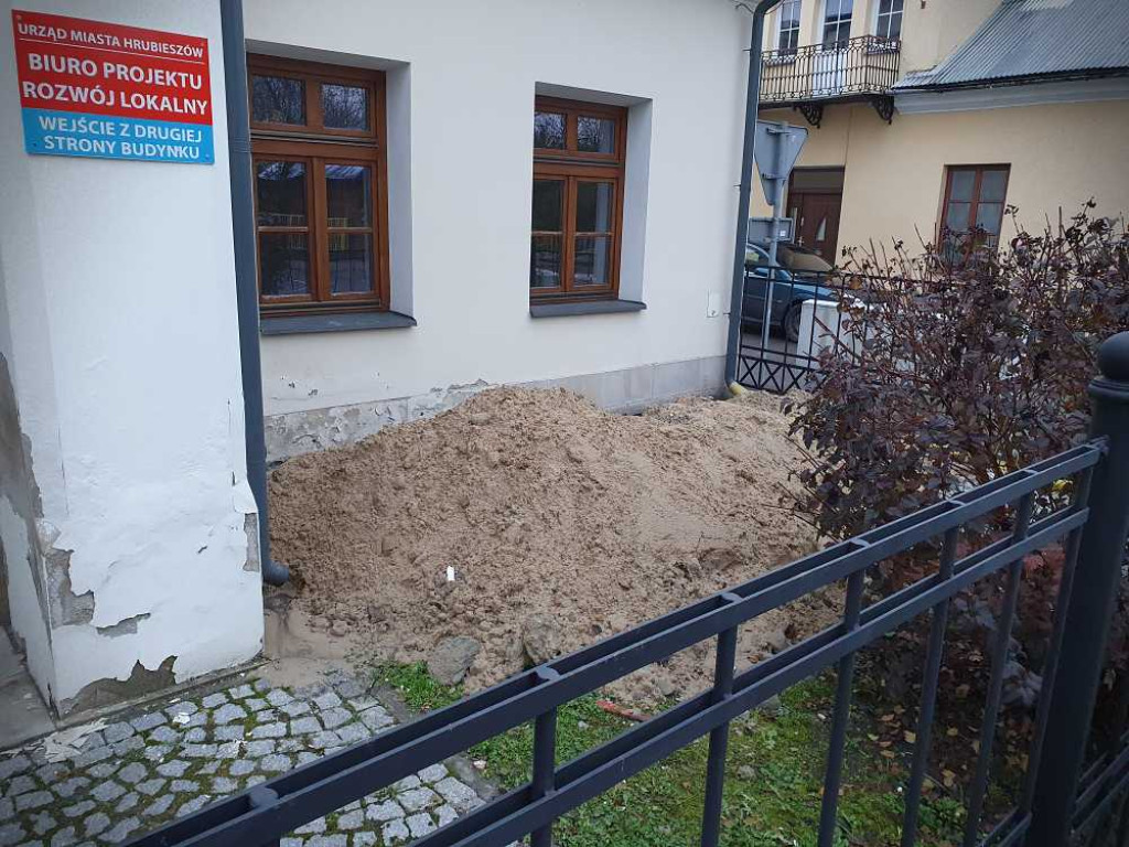 Hrubieszów: Przebudowa dworku przy ul. Staszica [ZDJĘCIA]