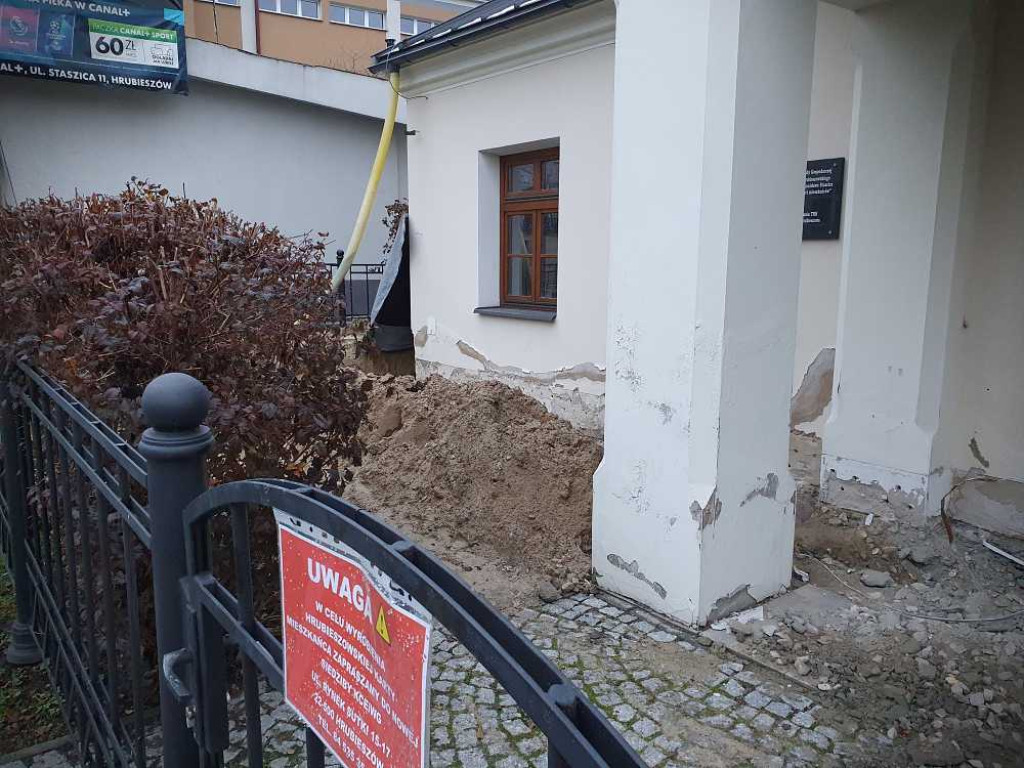 Hrubieszów: Przebudowa dworku przy ul. Staszica [ZDJĘCIA]