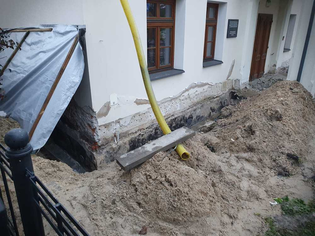 Hrubieszów: Przebudowa dworku przy ul. Staszica [ZDJĘCIA]