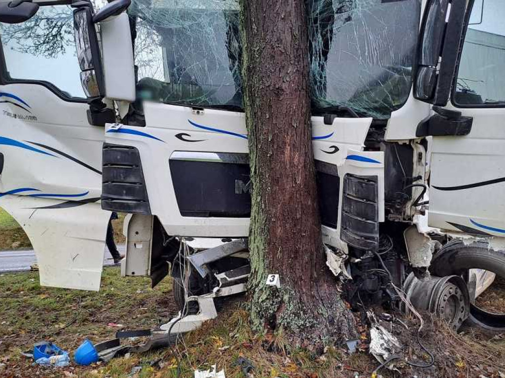 Śmiertelny wypadek. Zginął kierowca ciężarówki [ZDJĘCIA, WIDEO]