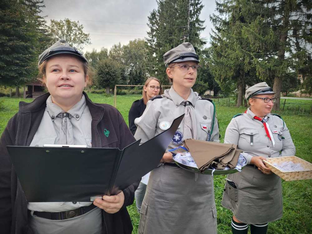 Zuchy zostały harcerzami, harcerze awansowali [ZDJĘCIA]