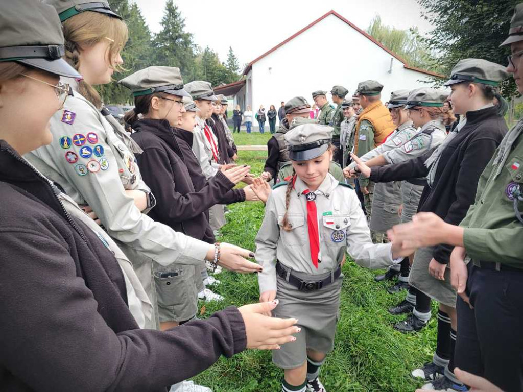 Zuchy zostały harcerzami, harcerze awansowali [ZDJĘCIA]