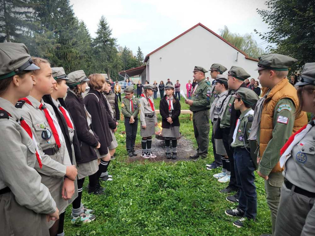 Zuchy zostały harcerzami, harcerze awansowali [ZDJĘCIA]