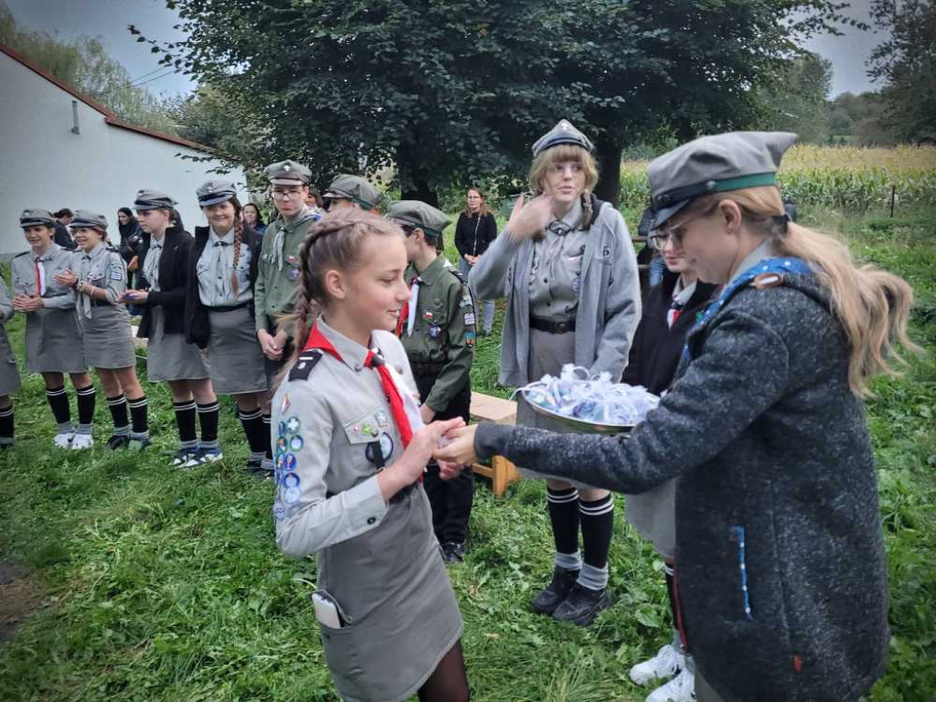 Zuchy zostały harcerzami, harcerze awansowali [ZDJĘCIA]