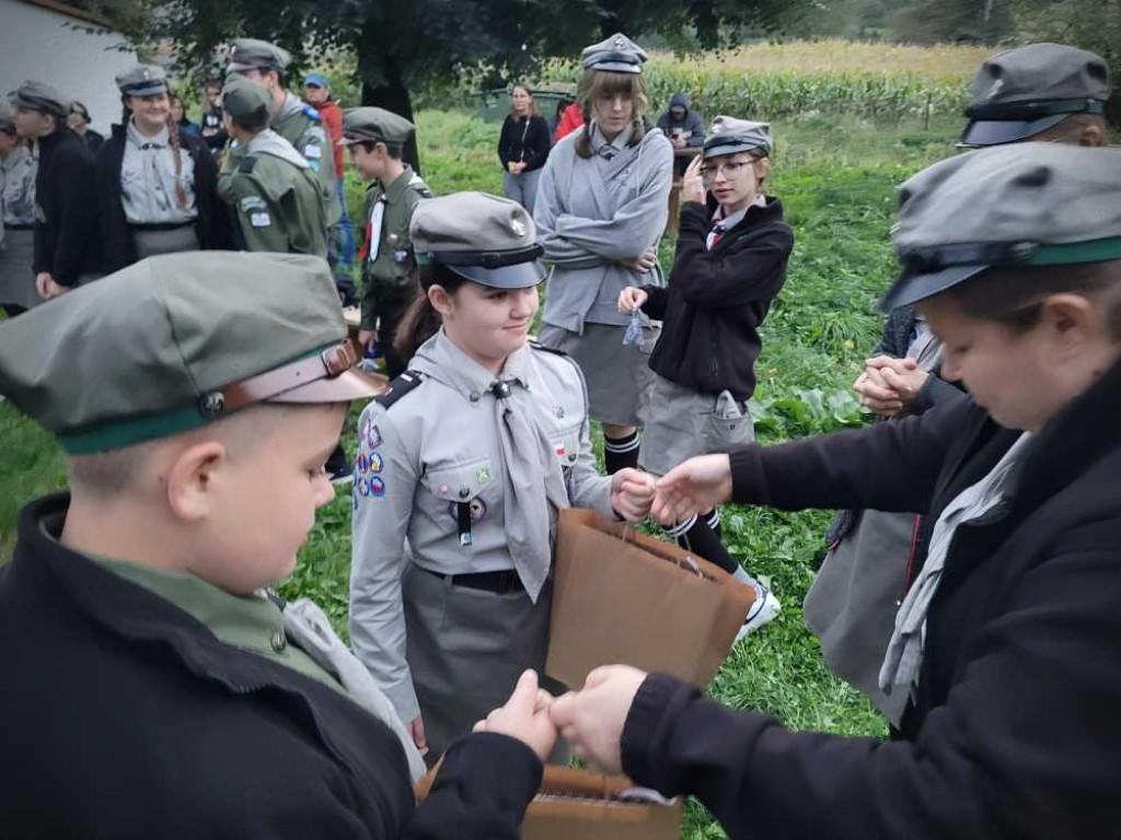 Zuchy zostały harcerzami, harcerze awansowali [ZDJĘCIA]