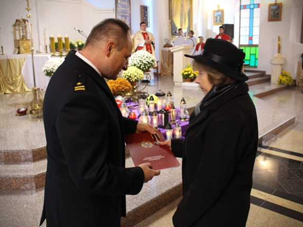Hrubieszowskie Zaduszki Strażackie. Odznaka Św. Floriana dla śp. dh. Wiesława Ślepko [ZDJĘCIA]
