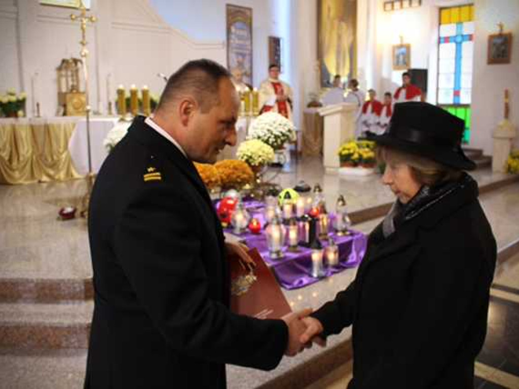 Hrubieszowskie Zaduszki Strażackie. Odznaka Św. Floriana dla śp. dh. Wiesława Ślepko [ZDJĘCIA]