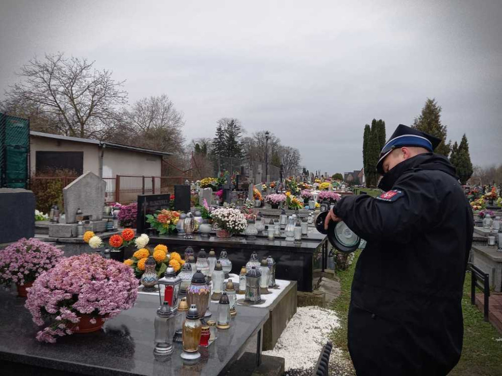 Hrubieszowskie Zaduszki Strażackie. Odznaka Św. Floriana dla śp. dh. Wiesława Ślepko [ZDJĘCIA]