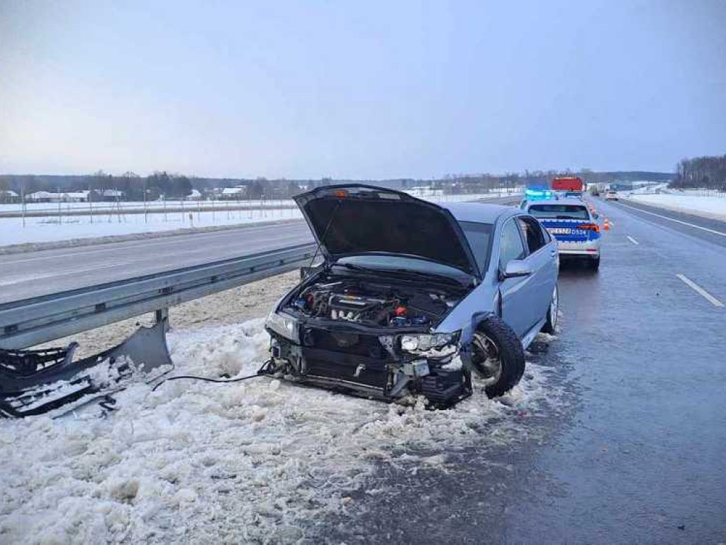 Groźny wypadek na S-19 z udziałem 3 pojazdów [ZDJĘCIA]