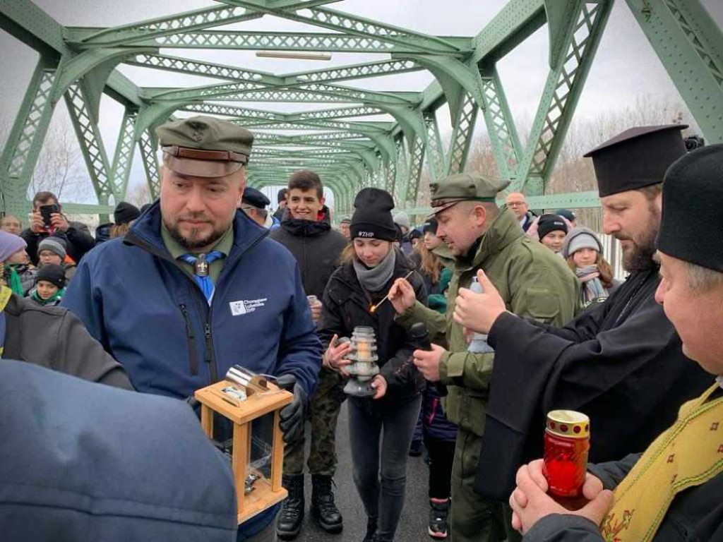 Hrubieszowscy harcerze przekazali Betlejemskiego Światła Pokoju [ZDJĘCIA, WIDEO]