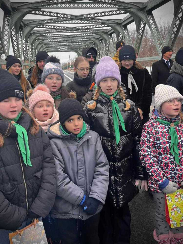 Hrubieszowscy harcerze przekazali Betlejemskiego Światła Pokoju [ZDJĘCIA, WIDEO]