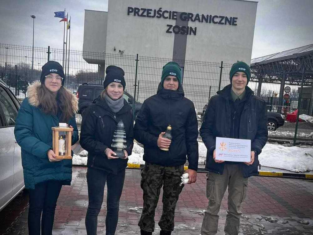 Hrubieszowscy harcerze przekazali Betlejemskiego Światła Pokoju [ZDJĘCIA, WIDEO]