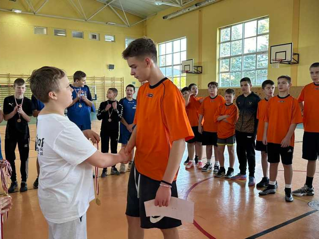 Trójka mistrzem powiatu w piłce ręcznej [ZDJĘCIA]