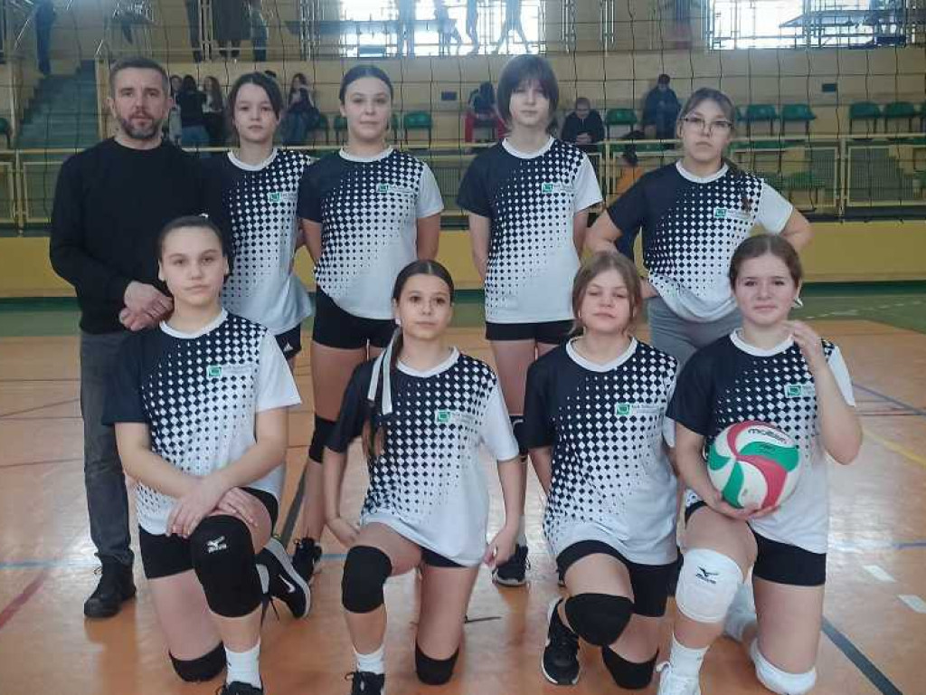 Dziewczęta z Dołhobyczowa mistrzyniami powiatu w mini siatkówce [ZDJĘCIA]