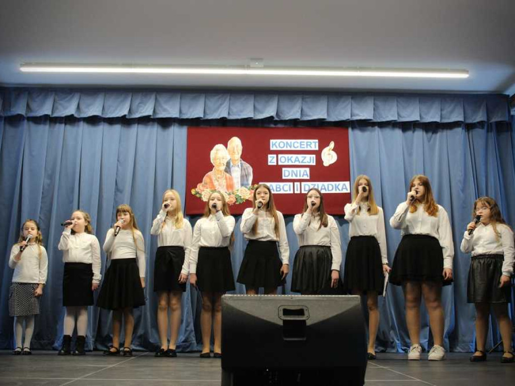 Koncert z okazji Dnia Babci i Dziadka [ZDJĘCIA]