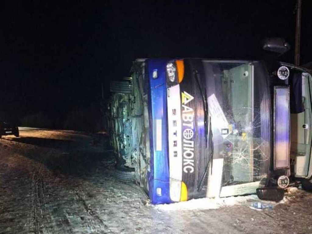 Wypadek autokaru w miejscowości Gołębie. 20 osób przetransportowano do szpitala [ZDJĘCIA]