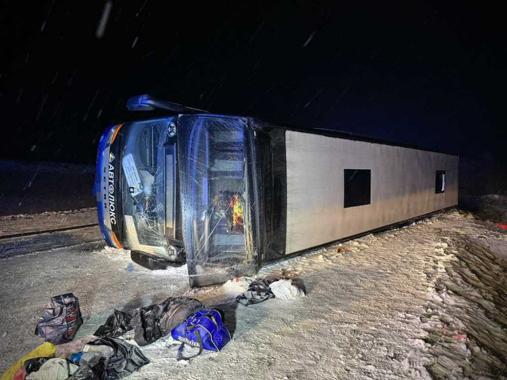 Wypadek autokaru w miejscowości Gołębie. 20 osób przetransportowano do szpitala [ZDJĘCIA]