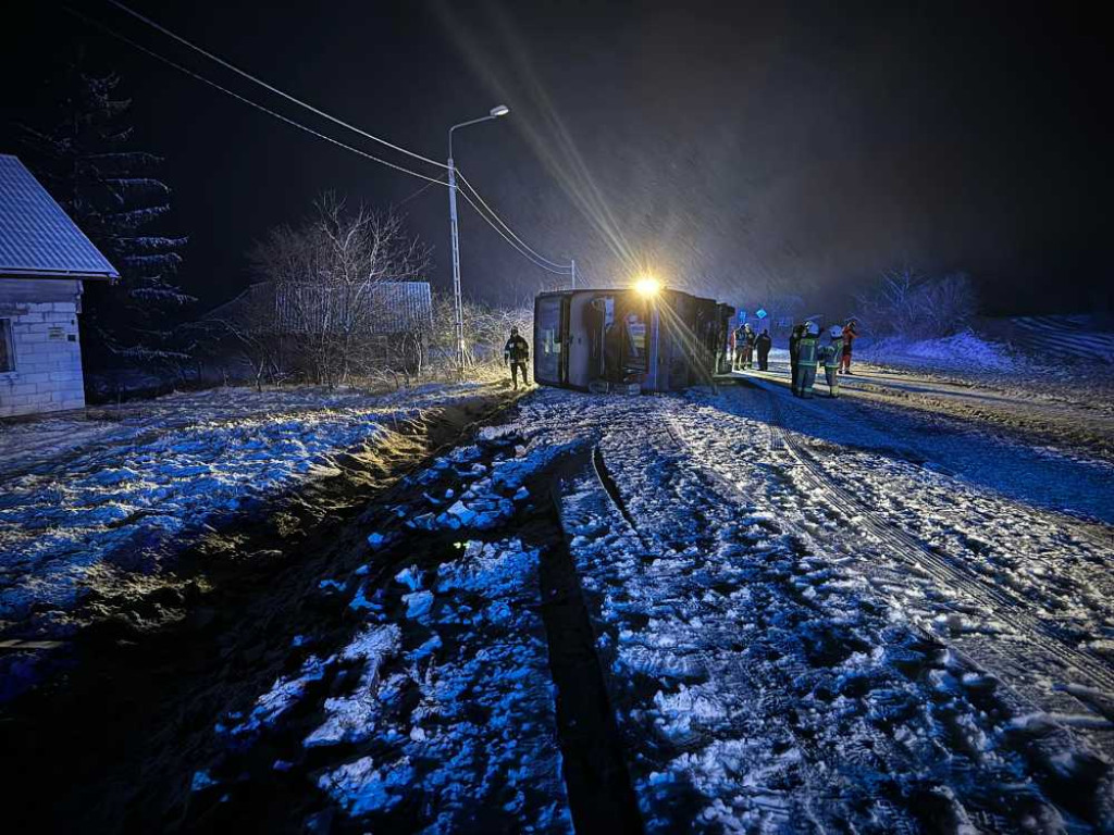 Wypadek autokaru w miejscowości Gołębie. 20 osób przetransportowano do szpitala [ZDJĘCIA]