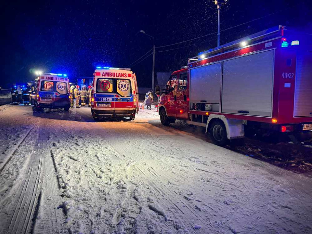 Wypadek autokaru w miejscowości Gołębie. 20 osób przetransportowano do szpitala [ZDJĘCIA]