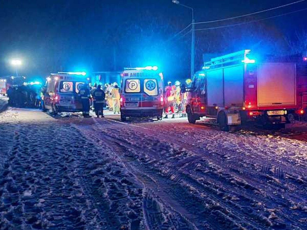 Wypadek autokaru w miejscowości Gołębie. 20 osób przetransportowano do szpitala [ZDJĘCIA]