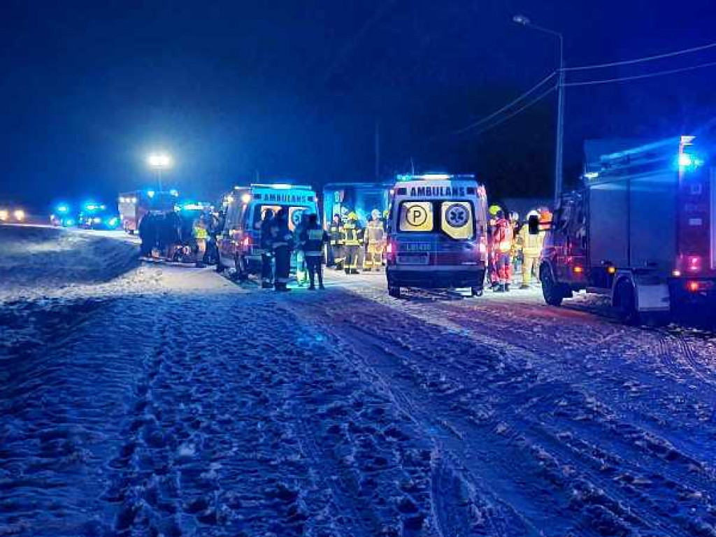 Wypadek autokaru w miejscowości Gołębie. 20 osób przetransportowano do szpitala [ZDJĘCIA]
