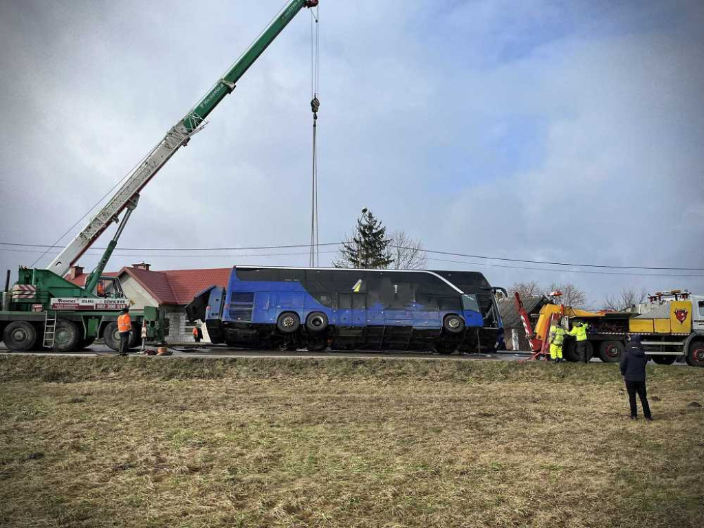 Wypadek autokaru w miejscowości Gołębie. 20 osób przetransportowano do szpitala [ZDJĘCIA]
