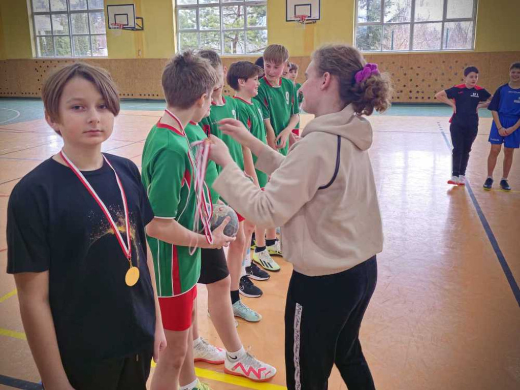 Chłopcy z Trójki mistrzami powiatu w piłce ręcznej [ZDJĘCIA]