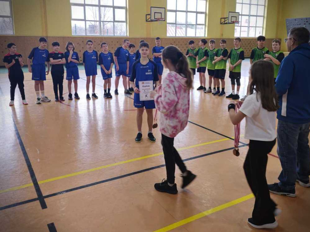 Chłopcy z Trójki mistrzami powiatu w piłce ręcznej [ZDJĘCIA]