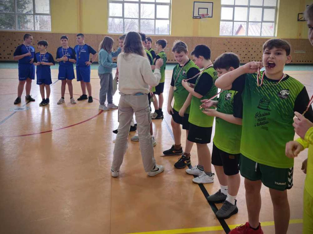 Chłopcy z Trójki mistrzami powiatu w piłce ręcznej [ZDJĘCIA]