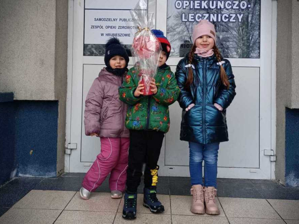 Hrubieszów: Wolontariusze i dzieci z wizytą u chorych [ZDJĘCIA]