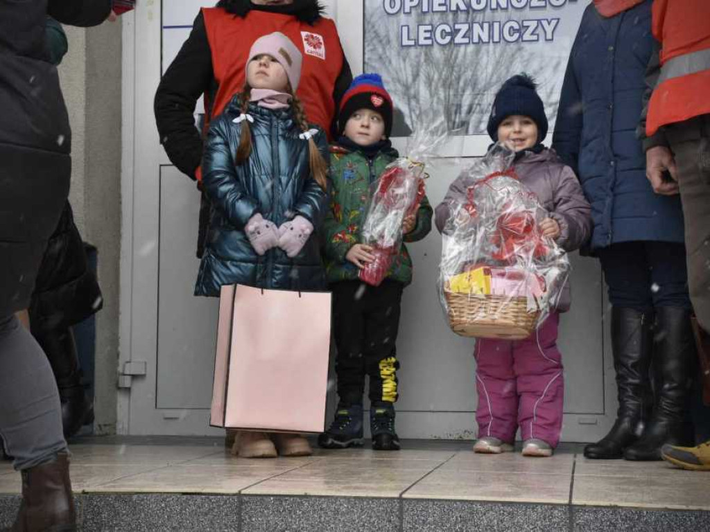 Hrubieszów: Wolontariusze i dzieci z wizytą u chorych [ZDJĘCIA]