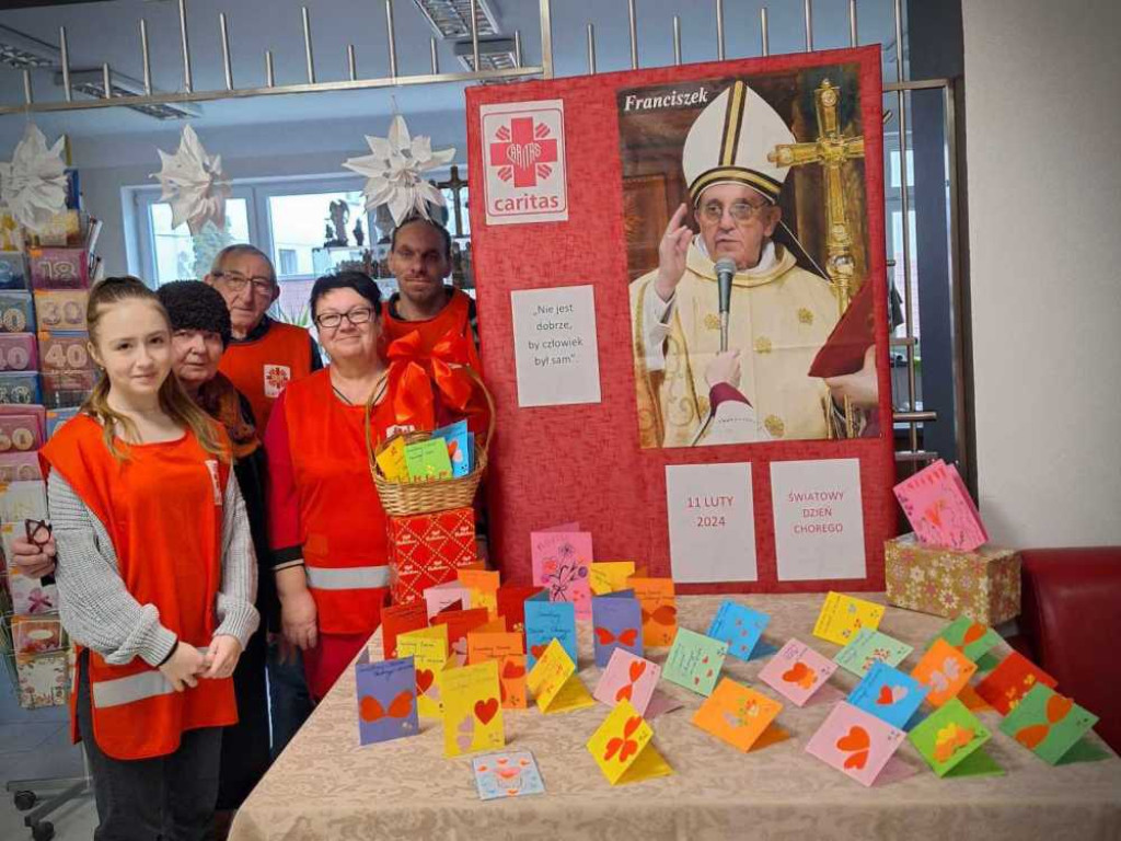 Hrubieszów: Wolontariusze i dzieci z wizytą u chorych [ZDJĘCIA]