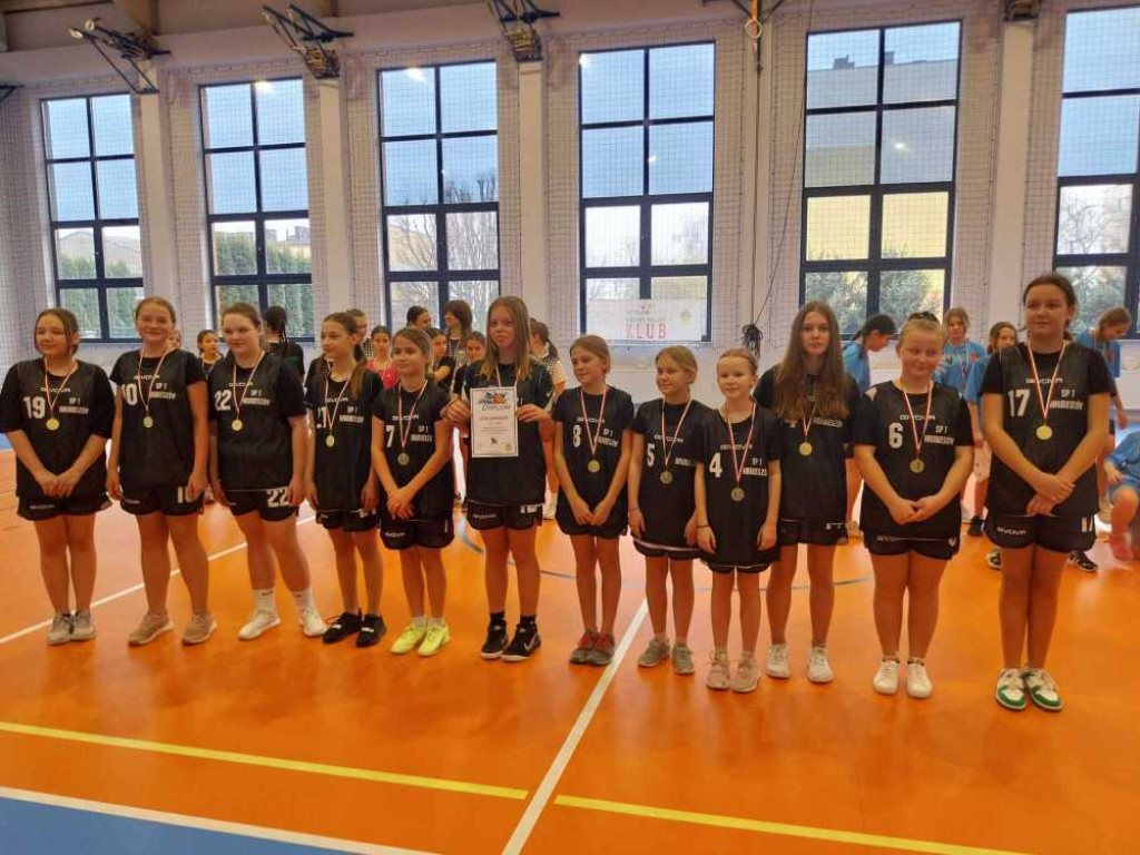 Dziewczęta z Jedynki mistrzyniami powiatu w mini koszykówce [ZDJĘCIA]