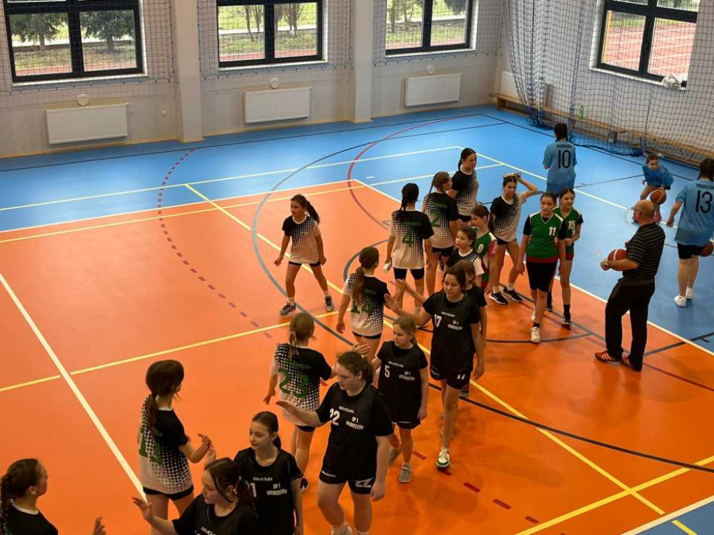 Dziewczęta z Jedynki mistrzyniami powiatu w mini koszykówce [ZDJĘCIA]