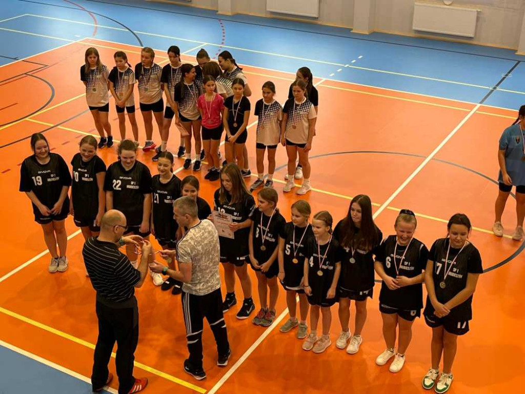 Dziewczęta z Jedynki mistrzyniami powiatu w mini koszykówce [ZDJĘCIA]