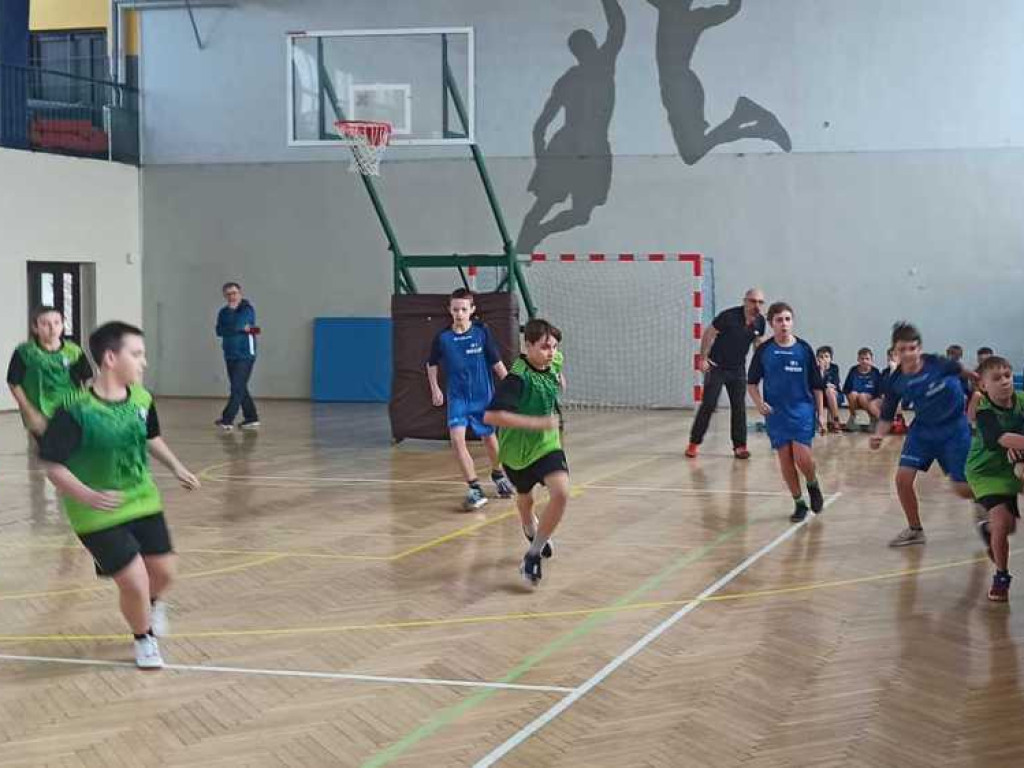 Chłopcy z Trójki mistrzami powiatu w mini koszykówce [ZDJĘCIA]