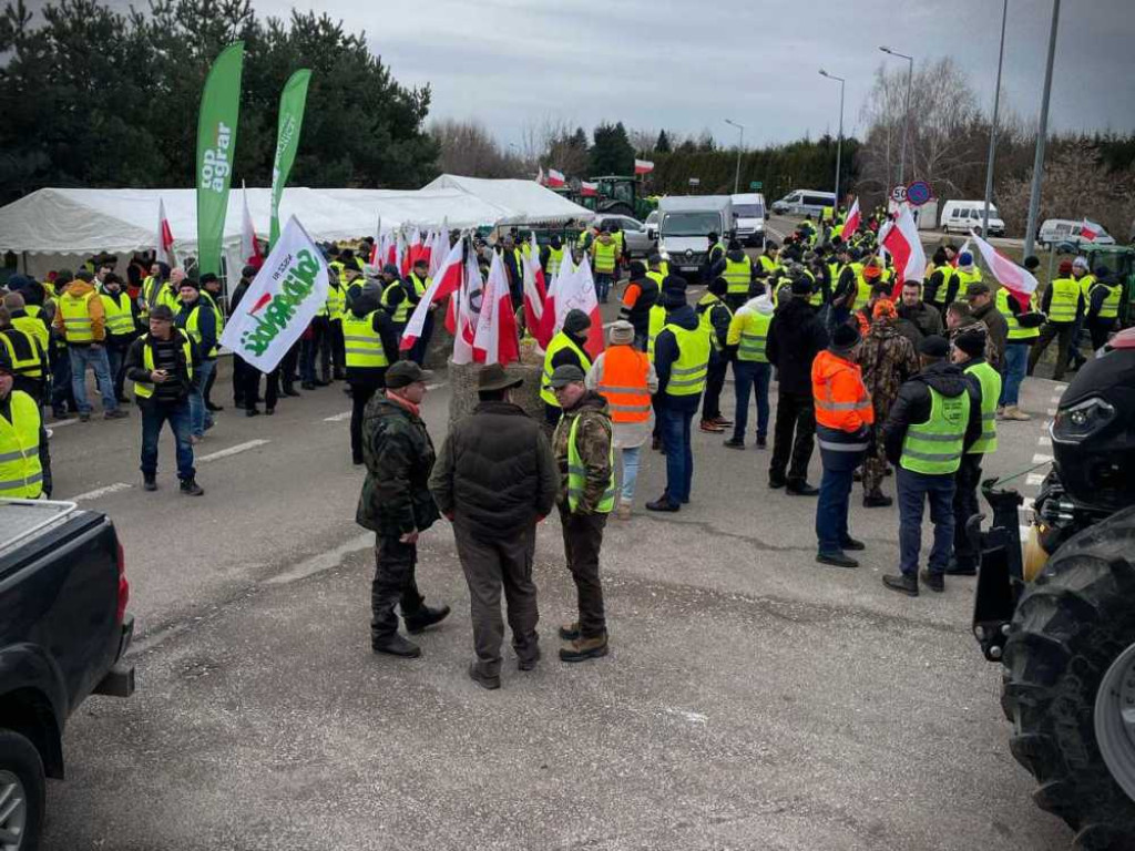 Trwa rolniczy protest w Zosinie [ZDJĘCIA]