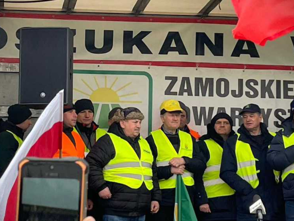 Trwa rolniczy protest w Zosinie [ZDJĘCIA]