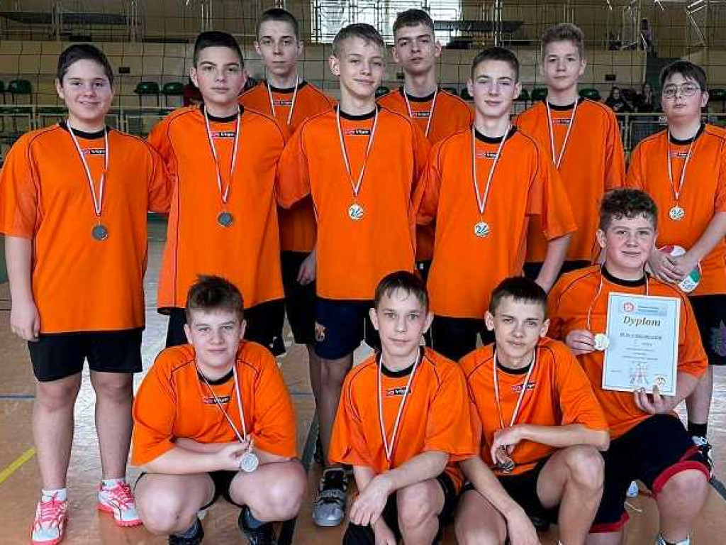 Dziewczęta z Jedynki trzecie a chłopcy z Trójki na czwartym miejscu w półfinale wojewódzkim w mini piłce ręcznej [ZDJĘCIA]