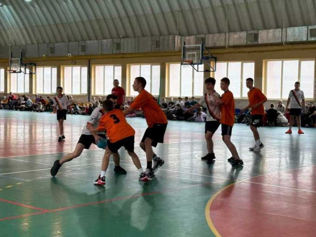 Dziewczęta z Jedynki trzecie a chłopcy z Trójki na czwartym miejscu w półfinale wojewódzkim w mini piłce ręcznej [ZDJĘCIA]