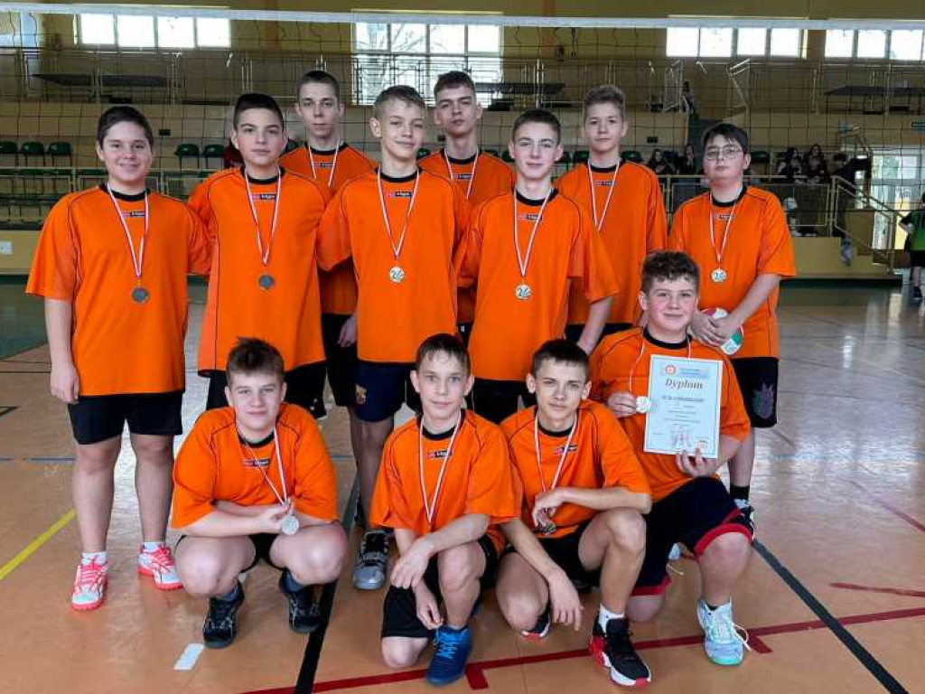 Dziewczęta z Jedynki trzecie a chłopcy z Trójki na czwartym miejscu w półfinale wojewódzkim w mini piłce ręcznej [ZDJĘCIA]