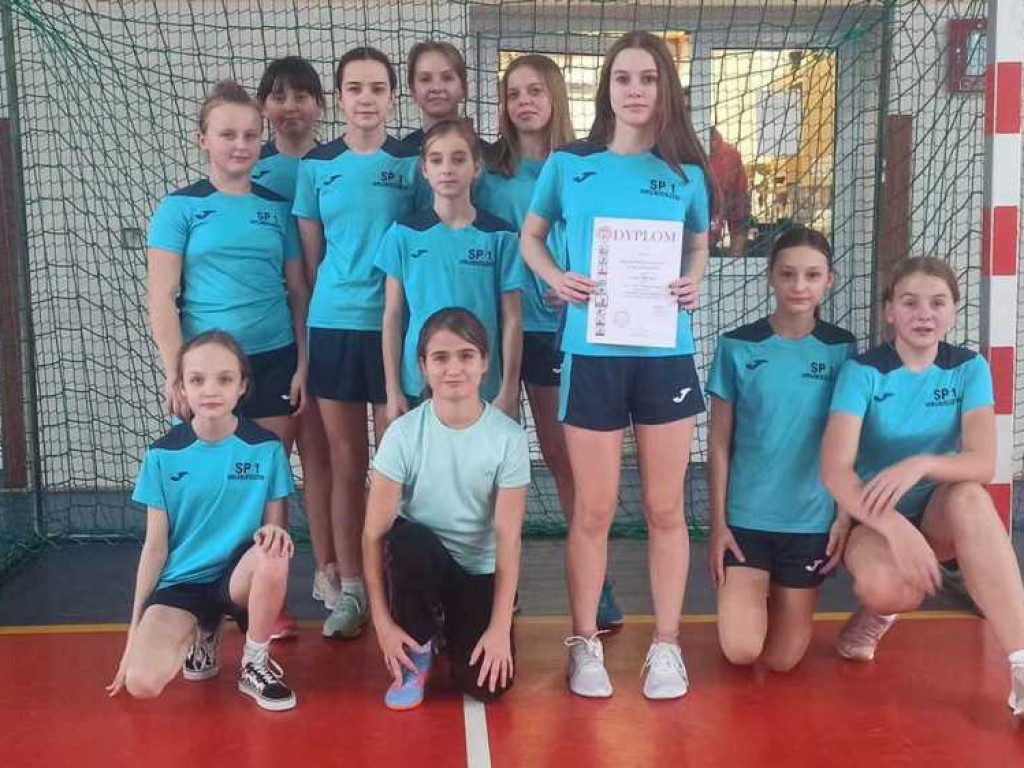 Dziewczęta z Jedynki trzecie a chłopcy z Trójki na czwartym miejscu w półfinale wojewódzkim w mini piłce ręcznej [ZDJĘCIA]